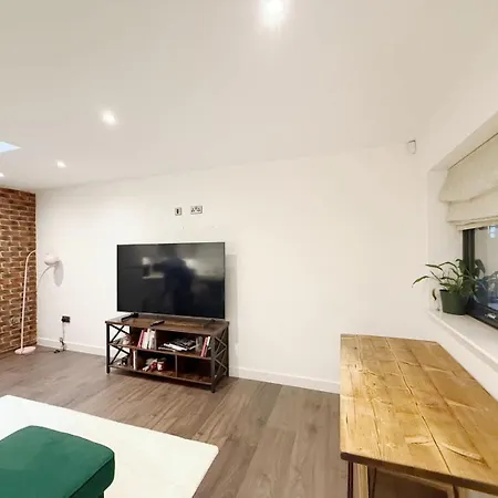Two Bedroom Basement Flat In Brasswork Lägenhet *