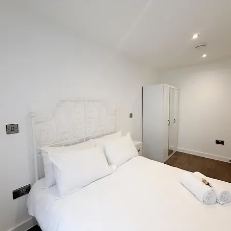 Two Bedroom Basement Flat In Brasswork Apartment Bristol