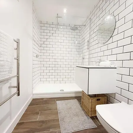 Two Bedroom Basement Flat In Brasswork Apartment Bristol