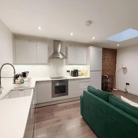 Two Bedroom Basement Flat In Brasswork *