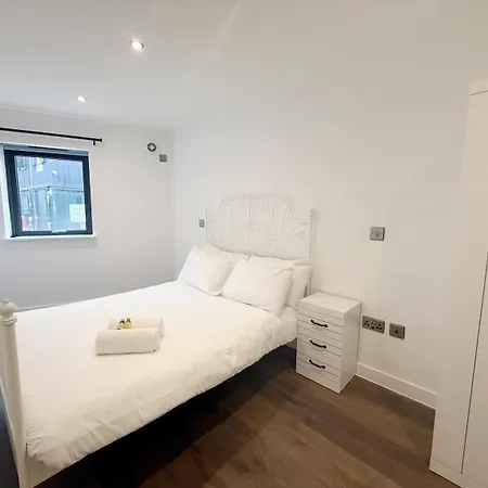 Two Bedroom Basement Flat In Brasswork Lägenhet