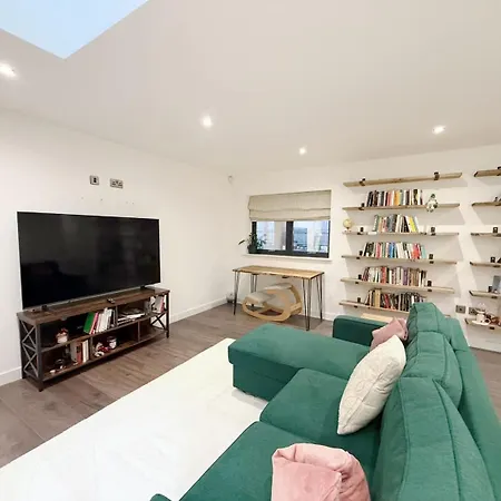 Two Bedroom Basement Flat In Brasswork Apartment Bristol