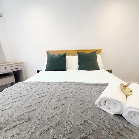 Two Bedroom Basement Flat In Brasswork * Bristol