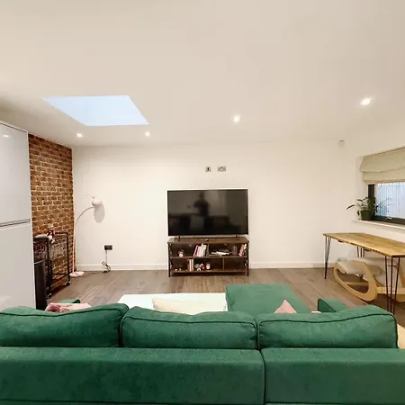 Two Bedroom Basement Flat In Brasswork *