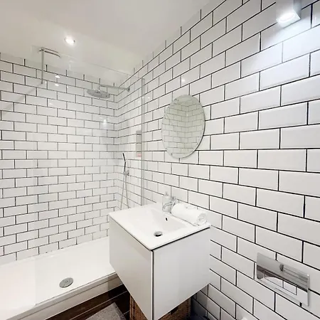 アパート Two Bedroom Basement Flat In Brasswork *