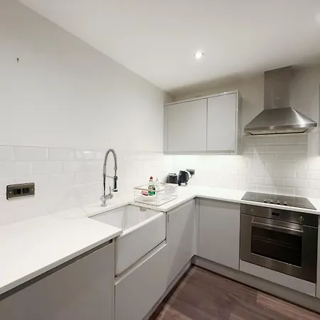 Two Bedroom Basement Flat In Brasswork ブリストル