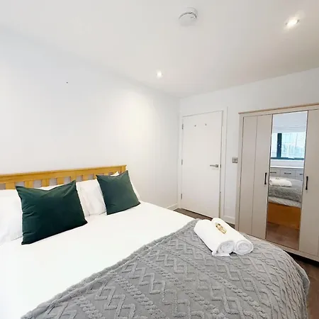 アパート Two Bedroom Basement Flat In Brasswork *
